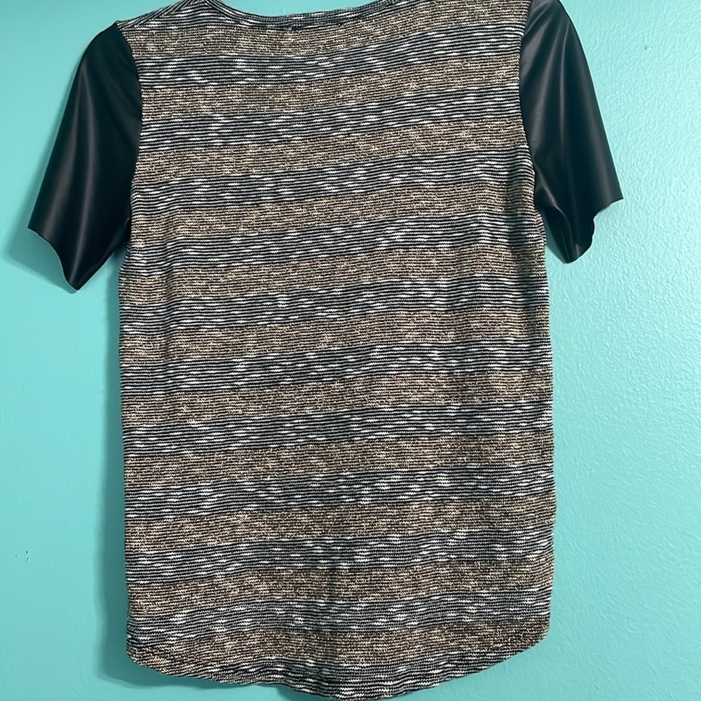 Deby Debo top XS faux leather short sleeves striped black/white/gold hi/lo hem - Picture 3 of 10